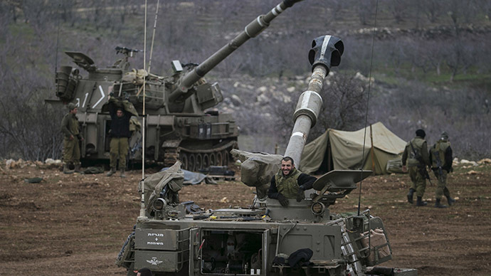 Israeli soldiers are seen next to mobile artillery units near the border with Syria in the Golan Heights January 27, 2015. (Reuters/Baz Ratner)