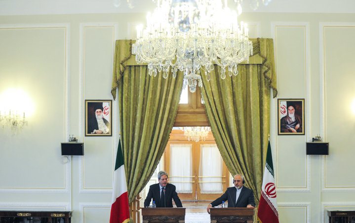 Irans Foreign Minister Mohammad Javad Zarif (R) and his Italian counterpart Paolo Gentiloni attend a joint press conference in Tehran on February 28, 2015.
