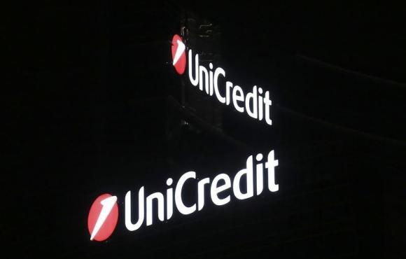 A logo of UniCredit is seen in downtown Milan, August 18, 2014. Credit: Reuters/Stefano Rellandini